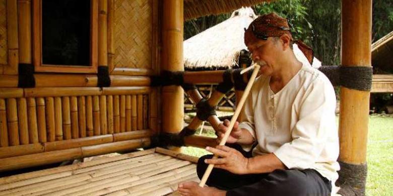 Bermain Suling Bambu